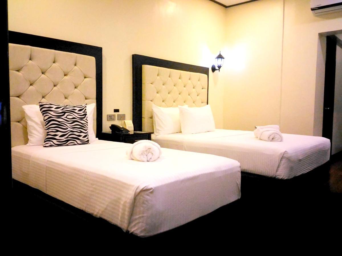 The Ambassador Hotel タクロバン エクステリア 写真