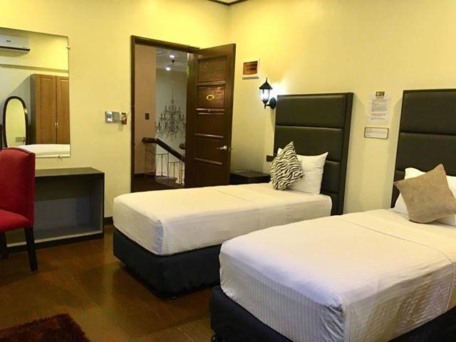 The Ambassador Hotel タクロバン エクステリア 写真